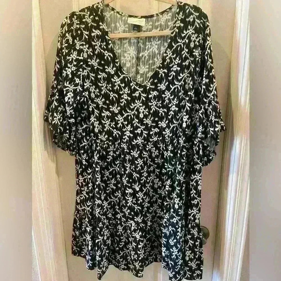 Universal Threads black and white floral midi dress. Size Medium. - Picture 3 of 4